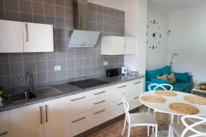 Kuchyň nebo kuchyňský kout v ubytování Holiday House Gomerita