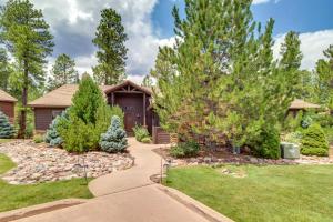 ein Haus mit einem Garten und einem Gehweg in der Unterkunft Unwind Fireside Spacious Torreon Cabin with Deck! in Show Low