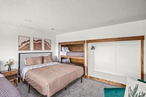 una camera da letto con un letto e una finestra di Great Falls Premier Retreat by Wrecked & Refined Stunning Views Hot Tub Family Fun a Great Falls