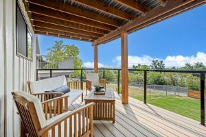 un portico con sedie e un tavolo e una vista su un cortile di Great Falls Premier Retreat by Wrecked & Refined Stunning Views Hot Tub Family Fun a Great Falls