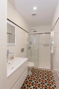een badkamer met een bad, een toilet en een douche bij Liiiving in Porto - Trindade Deluxe Studios in Porto +32 foto's