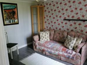 a living room with a couch and a wall at Norsnäs Tempelbacken in Rengsjö +10 photos