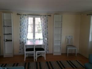 a room with a desk and a window with a chair at Norsnäs Tempelbacken in Rengsjö