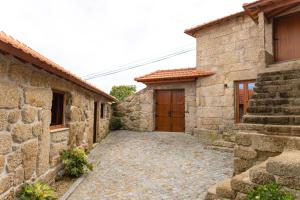 a stone house with a gate and a stone walkway at Refúgios da Natureza in Entre -os- Rios