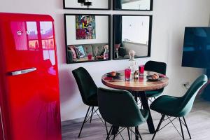 une salle à manger avec une table et des chaises vertes dans l'établissement Apartment mit Grünblick & Wintergarten im Schwarzwald, à Löffingen