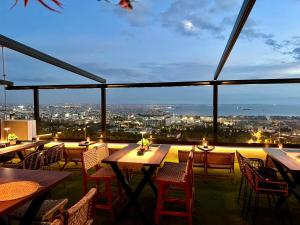 A restaurant or other place to eat at Old town view apartment