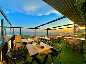 A restaurant or other place to eat at Old town view apartment