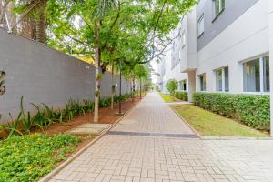 an empty sidewalk in front of a building at Apto 2 dorm I Prox ao Transamérica Expo e Vibra SP in Sao Paulo
