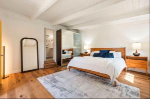 Habitación amplia con cama y espejo. en Berkeley Heaven, en Berkeley