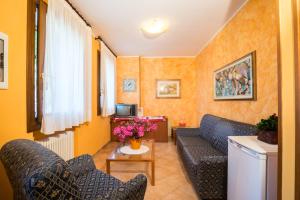een woonkamer met twee blauwe banken en een tv bij Colli Berici in Arcugnano