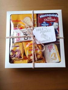 eine Lebensmittelpackung in einer Schachtel auf einem Tisch in der Unterkunft Chalé chacara dos eucaliptos in Itapecerica da Serra