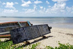 ein altes Holzboot am Strand in der Unterkunft Villas Vovô Marcos - Beira Mar in São José da Coroa Grande