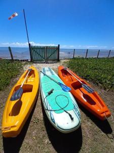 Zwei Kajaks sind neben dem Strand geparkt. in der Unterkunft Villas Vovô Marcos - Beira Mar in São José da Coroa Grande