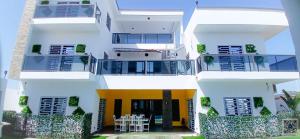 an aerial view of a white building with a yellow door at Studio équipé in Ndiorhorh