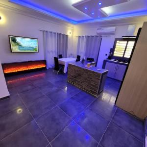 Una televisión o centro de entretenimiento en Studio équipé