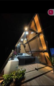 Zimmer mit einem Bett in einem Zelt in der Unterkunft Chalé chacara dos eucaliptos in Itapecerica da Serra