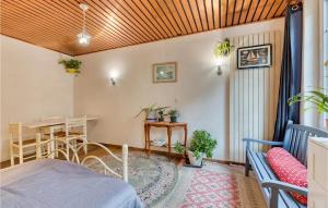 sypialnia z łóżkiem, stołem i biurkiem w obiekcie Appartement charmant à Fécamp : 35 m² près des plages w mieście Fécamp