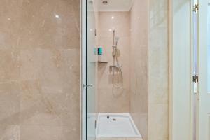 eine Dusche mit Glastür im Badezimmer in der Unterkunft Villa Diniz by Madeira Dream Stays in Funchal + 42 Fotos
