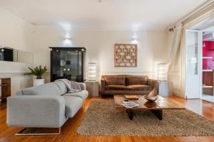 ein Wohnzimmer mit Sofa und Tisch in der Unterkunft Villa Diniz by Madeira Dream Stays in Funchal