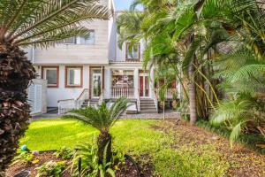 ein Haus mit Palmen davor in der Unterkunft Villa Diniz by Madeira Dream Stays in Funchal