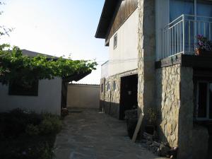 an alleyway next to a building with a balcony at Villa Magnet in Lozenets