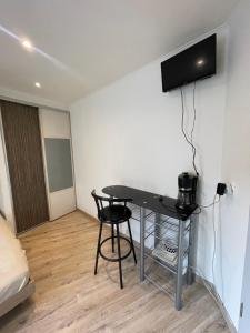 モルスアイムにあるStudio 1のテーブルとベッドのある小さな部屋