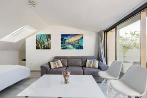 A seating area at Minty Stay - La Merced Atico Duplex