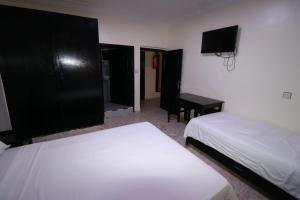 En eller flere senger på et rom på Hotel mekka sud