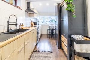 Η κουζίνα ή μικρή κουζίνα στο Spacious 6-Bed House in Cambridge, Free Parking +12 φωτογραφίες
