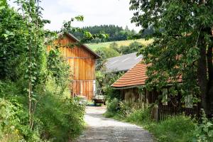 a dirt road next to a barn and a house at Pferdehof-Jauerling in Maria Laach am Jauerling