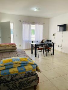 1 dormitorio con mesa y comedor en Alquileres Buendia 3, en Puerto Madryn
