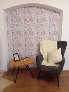a living room with a chair and a table at Wohnung im Grünen in Messenähe in Meerbusch
