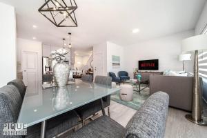 Μια τηλεόραση ή/και κέντρο ψυχαγωγίας στο Modern Executive Home-Sleeps12-KingBeds-FullHouse