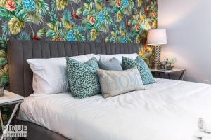 Ένα ή περισσότερα κρεβάτια σε δωμάτιο στο Modern Executive Home-Sleeps12-KingBeds-FullHouse