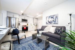 Η κουζίνα ή μικρή κουζίνα στο Modern Executive Home-Sleeps12-KingBeds-FullHouse