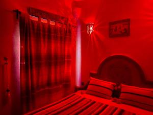Postel nebo postele na pokoji v ubytování Riad Atlas logement entier privé avec jacuzzi au cœur de Marrakesh entire accommodation