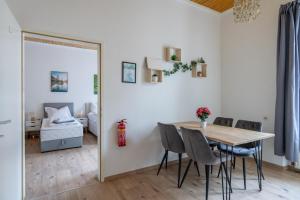 A bed or beds in a room at Stilvolle Stadtwohnung in Leoben