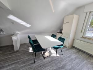 an office with a white table and chairs in a room at Im Herzen von Paderborn in Paderborn +13 photos