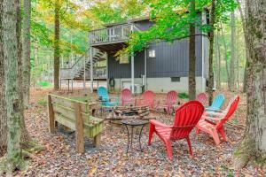 Κήπος έξω από το Home with Hot Tub and Arrowhead Lake Community Perks!