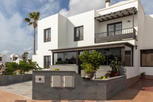 a white house with a lot of windows at Lyrata Home in Costa Teguise