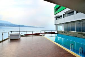 una piscina sul lato di un edificio di Whiz Prime Hotel Megamas Manado a Manado
