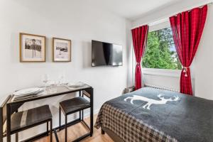 une chambre avec un lit et une fenêtre dans l'établissement book2stay - Kuscheliges Alpin-Studio mit Schwimmbad, à Arosa