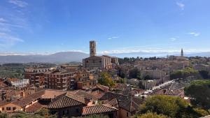 una vista aérea de una ciudad con edificios y una torre en Casa BELLOCCHIO, en Perugia