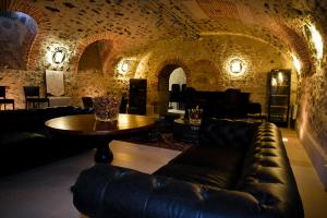 a living room with a couch and a table at Champagne André Bergère in Épernay