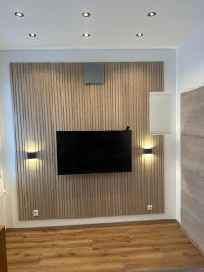 TV a/nebo společenská místnost v ubytování Artemis Zimmervermietung 5 Ein Bettzimmer