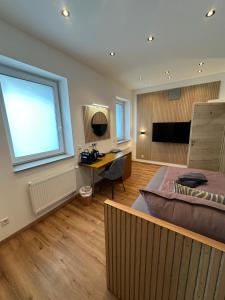 TV a/nebo společenská místnost v ubytování Artemis Zimmervermietung 5 Ein Bettzimmer