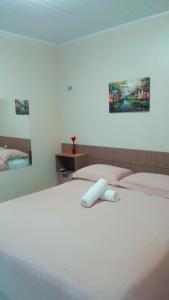a bedroom with two beds and a mirror at Hotel Caroline in Timon