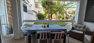 una mesa y sillas azules y blancas en el balcón en Green Oasis, en Gran Alacant