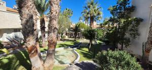un jardín con palmeras y un edificio en Green Oasis, en Gran Alacant