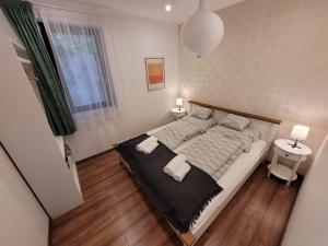 una camera da letto con un letto grande con due cuscini di Három Hegy Apartman Lillafüred a Lillafüred